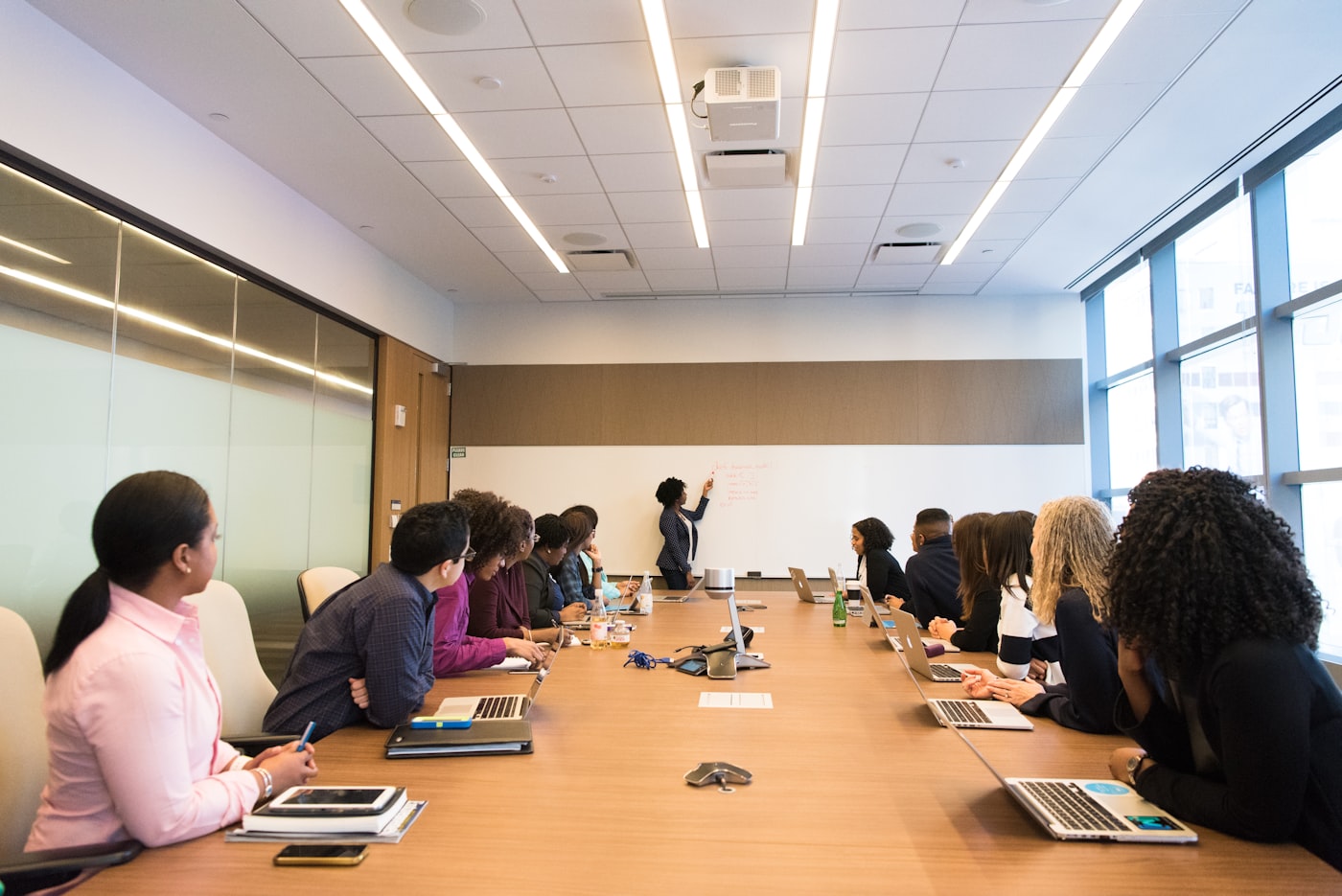 A steering meeting around a long table